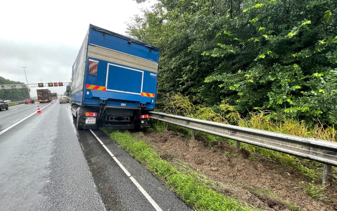 Vrachtwagen in kletsnatte berm Roosteren: file op A2 en A73