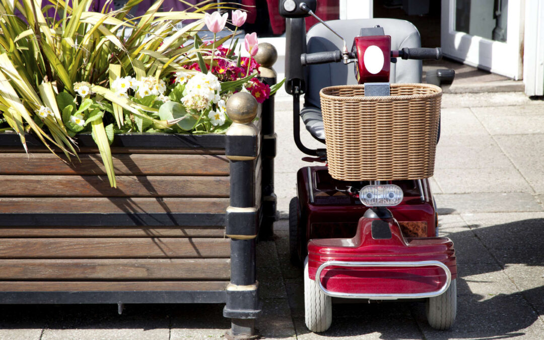 Man van scootmobiel getrokken