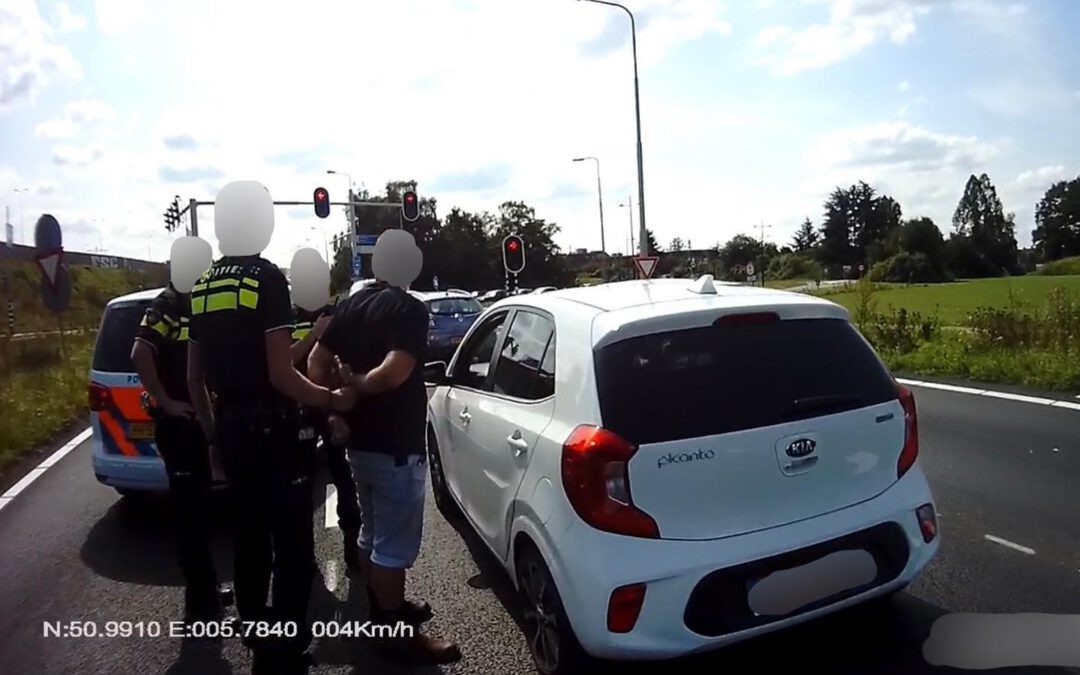 Dronken automobilist slingert over A2: ‘Enorme alcohollucht in voertuig’
