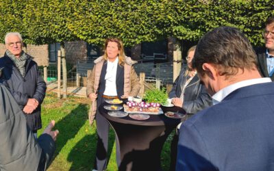 Stikstofminister Van der Wal op werkbezoek bij Livar-varkens in Echt
