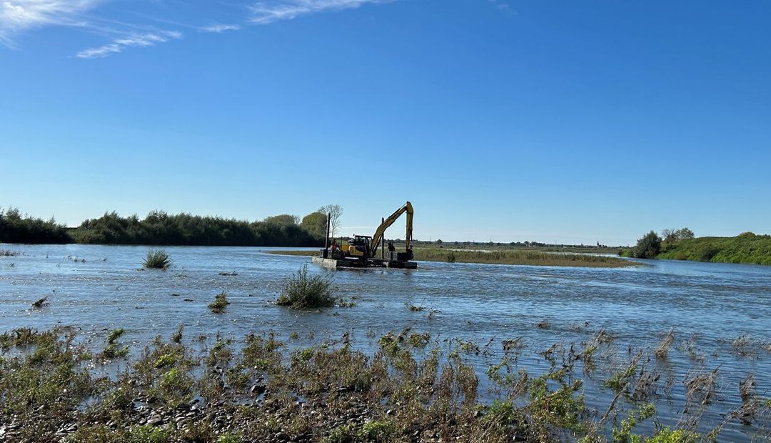 Rijkswaterstaat onderzoekt metersdiepe gaten in bodem Maas