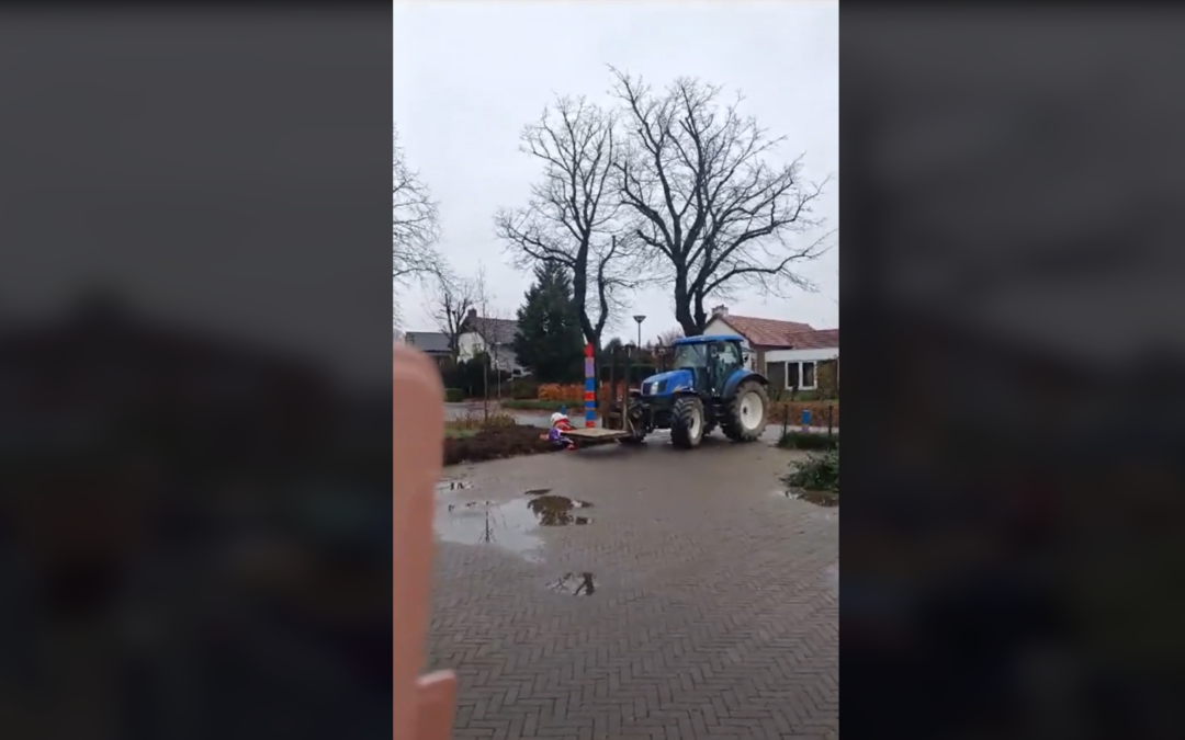 Oeps: Sinterklaas valt van tractor bij aankomst basisschool in Sint Joost