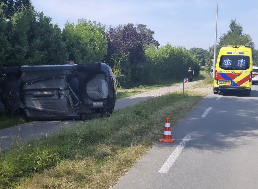 Auto belandt op zijkant op fietspad in Roosteren