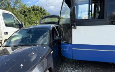 Passagiersbus Arriva betrokken bij ongeluk in Echt: flinke schade