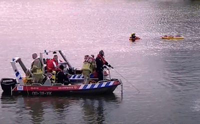 Hulpdiensten rukken massaal uit voor zoektocht naar persoon in de Maas bij Roermond, ook traumahelikopter ingezet