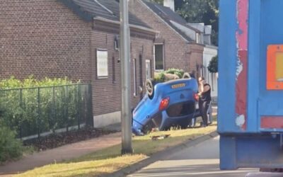 Auto slaat over de kop op N276 bij Echt
