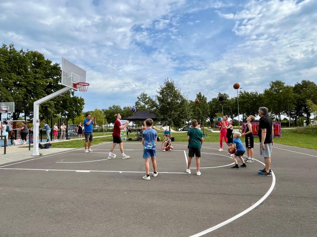 Nieuw basketbalveld In de Bandert geopend