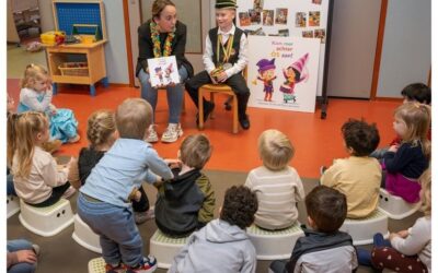 Prinsen lezen voor uit Roerdalens prentenboek