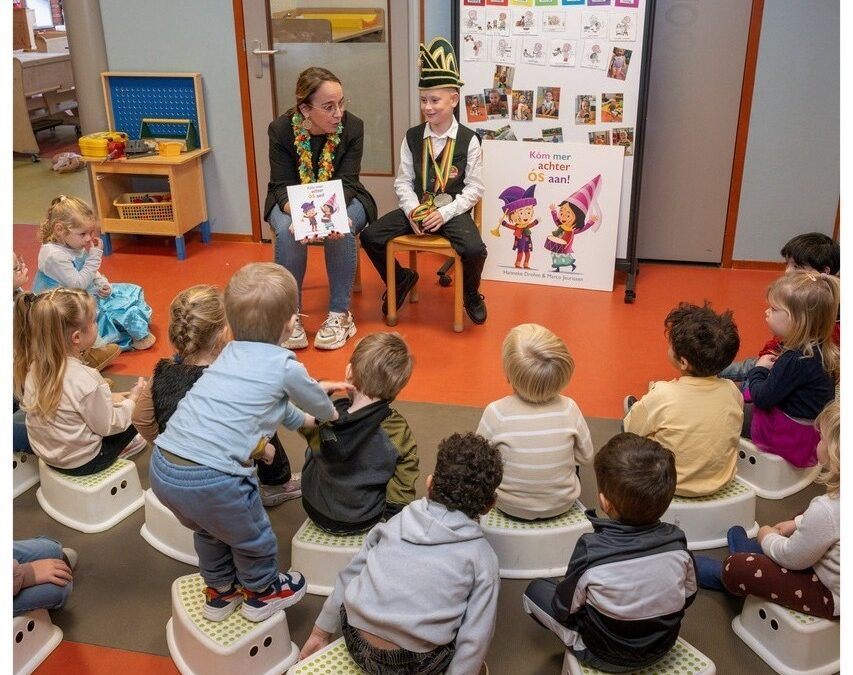 Prinsen lezen voor uit Roerdalens prentenboek