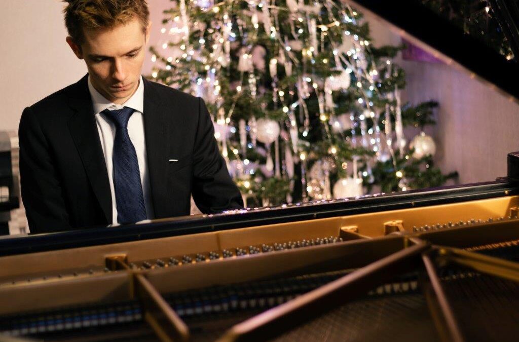 Kerstconcert van meesterpianist Rangel Silaev. Beleef zijn pianospel en eigen composities in de betoverende sfeer van “ERA Studio’s”.