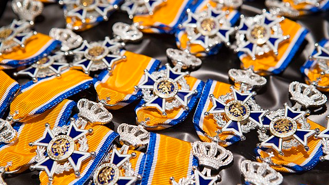 Lintje voor FC RIA-vrijwilligers Ria (76) en Jan (82) tijdens eeuwfeest
