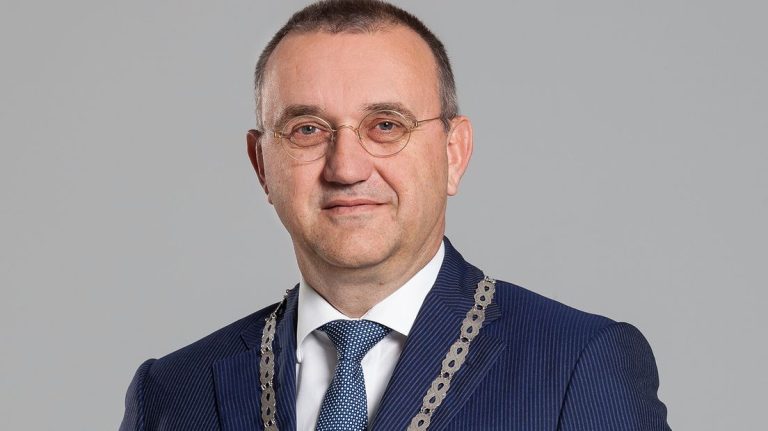 Burgemeester Jos Hessels aan de beterende hand