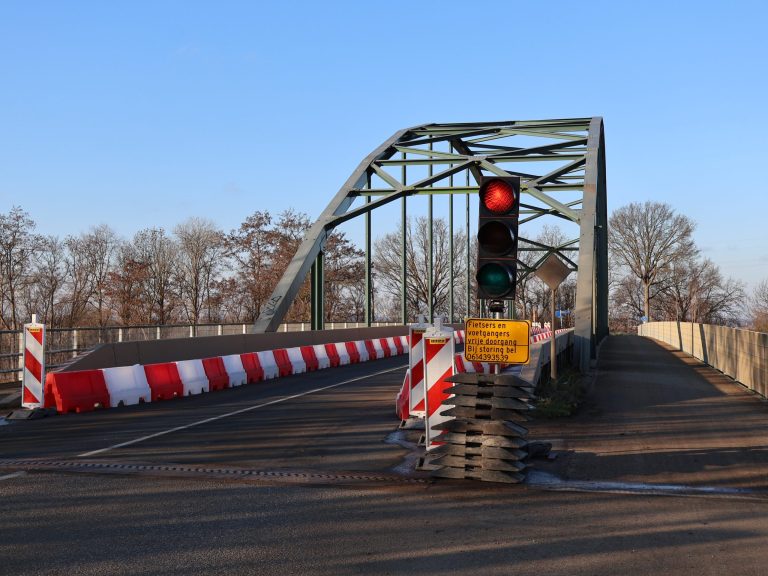 Per direct cameratoezicht bij bruggen Kelpen en Roosteren