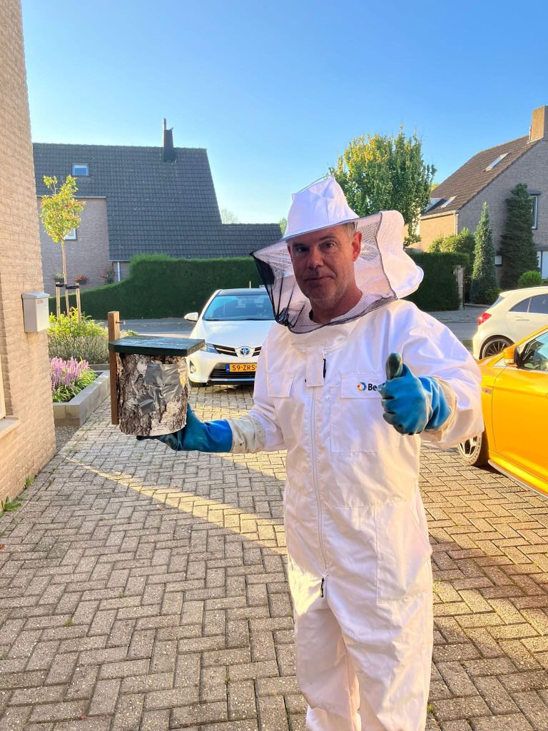 Deze ongediertebestrijder behoudt de wespennesten liever dan dat hij ze bestrijdt.