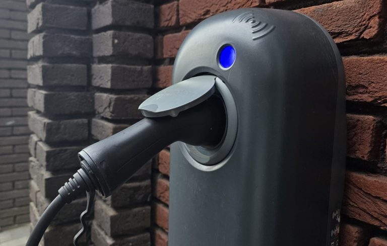 Aantal (gedeeltelijk) elektrische auto’s flink gestegen, zoveel rijden er in jouw gemeente