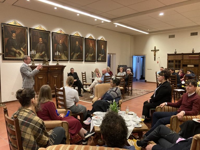 Nieuwe katholieken op koffie bij de bisschop.