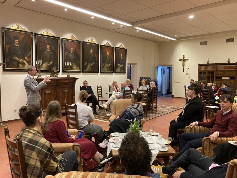 Nieuwe katholieken op koffie bij de bisschop.