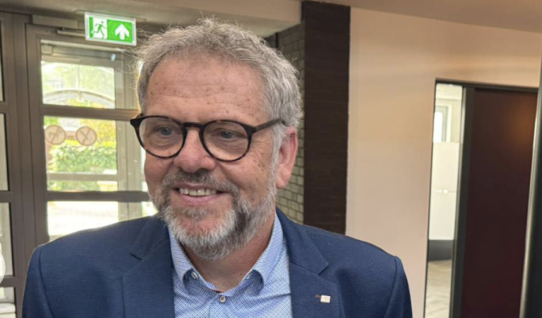 Henk Hover krijgt zilveren erepenning Echt-Susteren