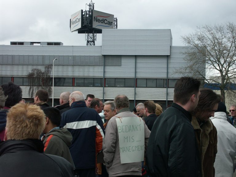 Bijna 300 voormalige NedCar-medewerkers zitten nog thuis