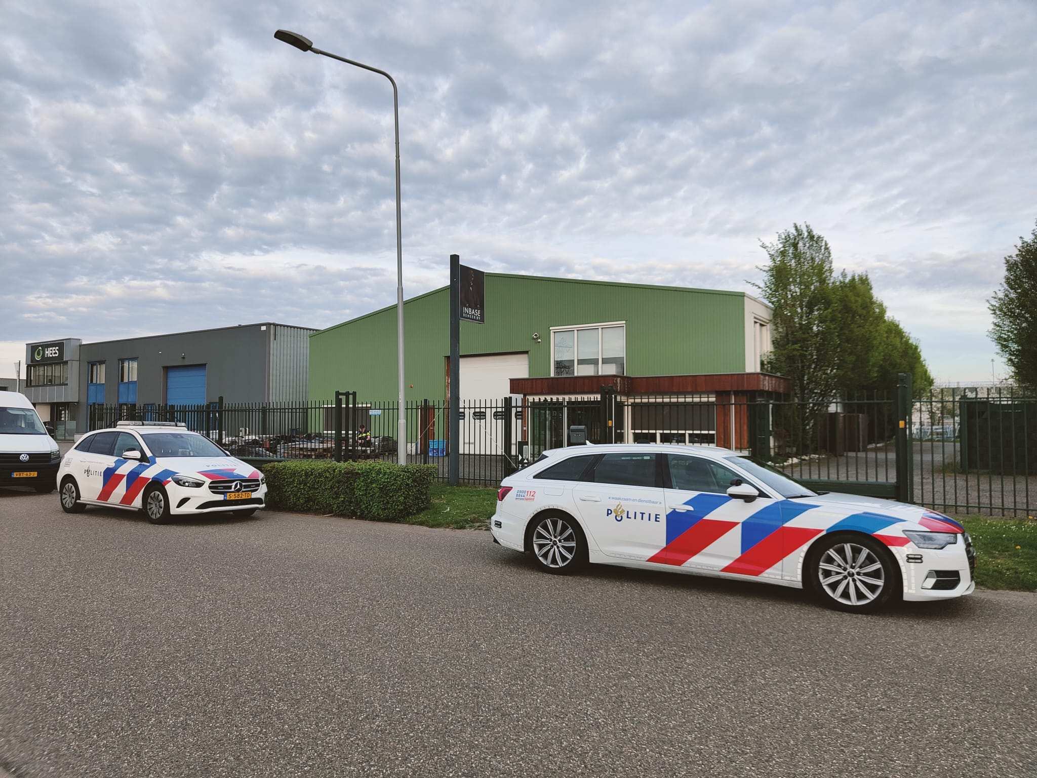 Politie vindt bij inval in Echt tienduizenden joints en kilo’s softdrugs in verborgen ruimte