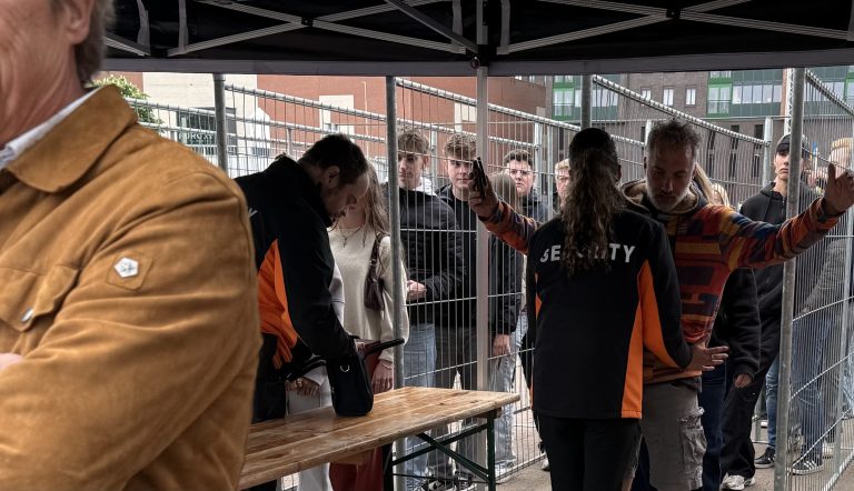 Lange rij voor ingang, iedereen gefouilleerd