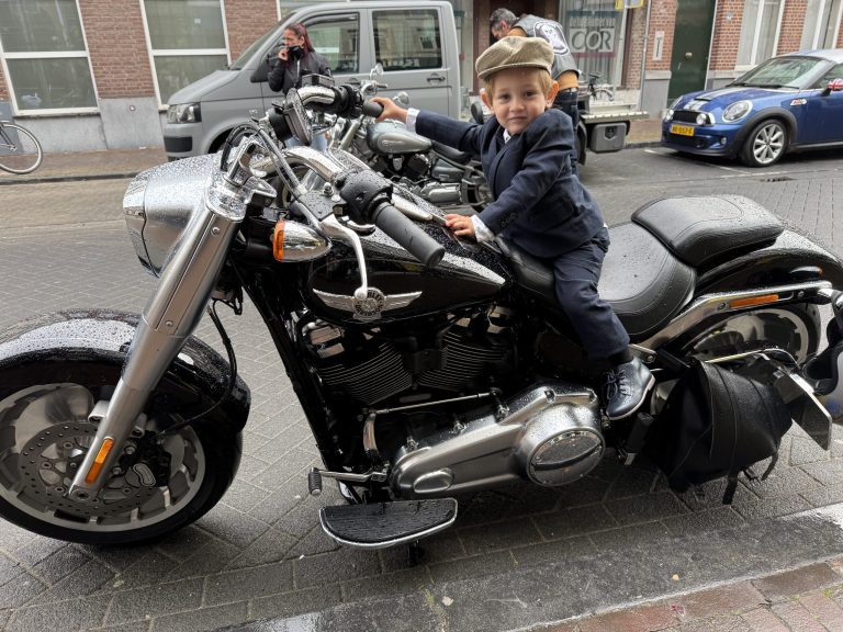 Ruim honderd klassieke en vintage motoren ronkten door Midden-Limburg