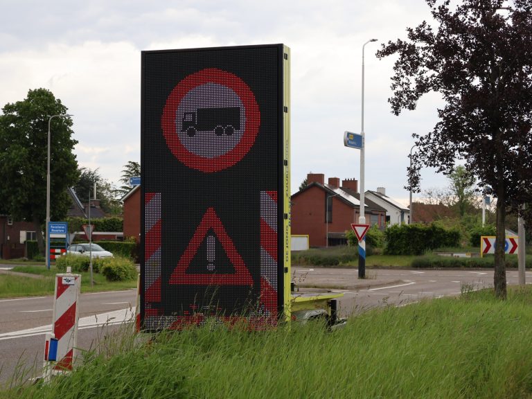 Weginspecteurs provincie begonnen met omleiden vrachtwagens bij brug Roosteren