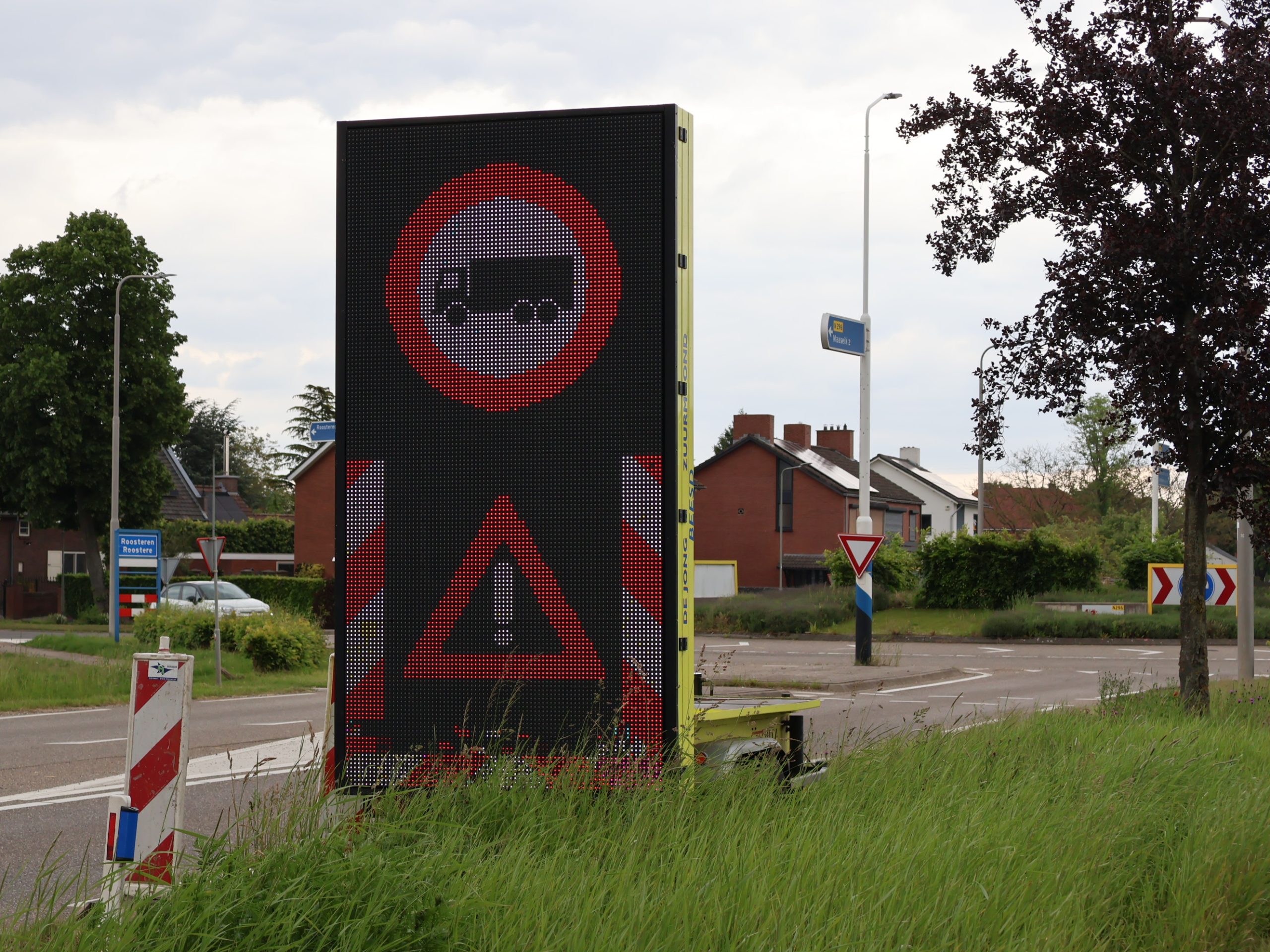 Weginspecteurs provincie begonnen met omleiden vrachtwagens bij brug Roosteren