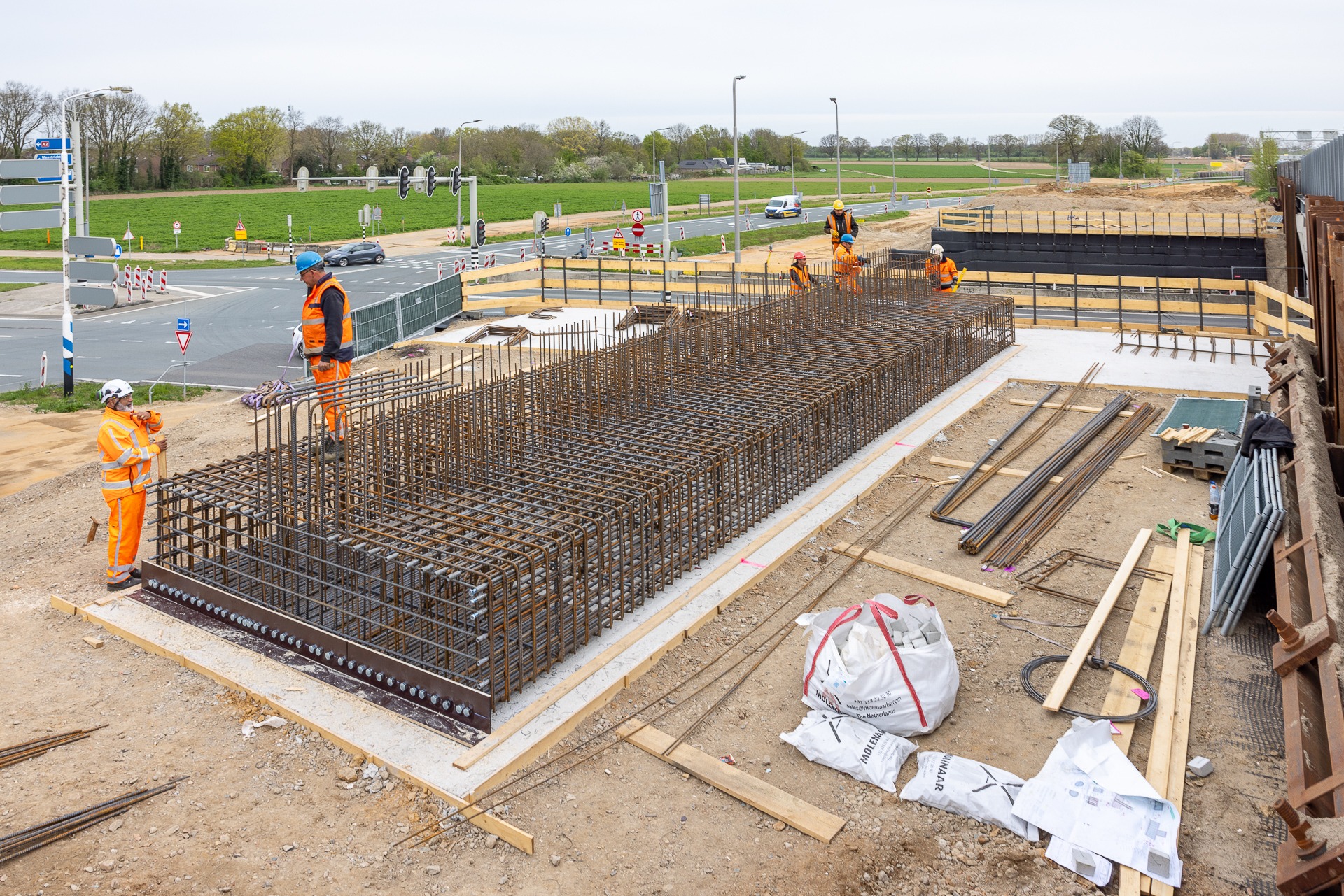 Nachtafsluitingen Urmonderbaan: nieuwe liggers voor viaduct Waelschenheuvel