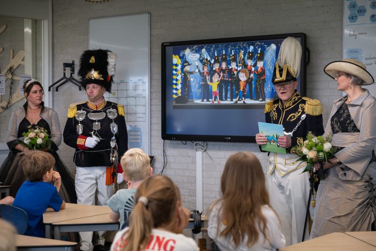 Schutters lezen voor uit nieuw prentenboek over OLS