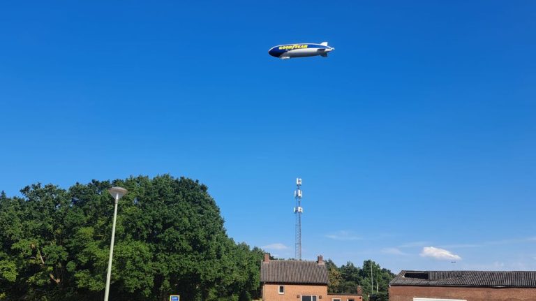 Zeppelin trekt bekijks boven Midden-Limburg: mag zo’n luchtschip hier zomaar vliegen?