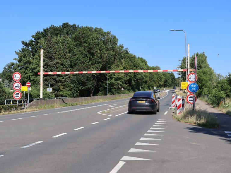Provincie past hoogteportalen bij bruggen Roosteren en Kelpen aan