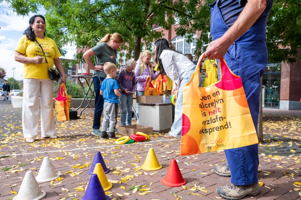 Onleesbare tasjes vragen aandacht voor lezen en schrijven.