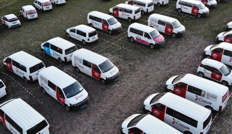 Vier vragen over failliet taxibedrijf: wordt mijn kind nog naar school gebracht en waarom faillissement?