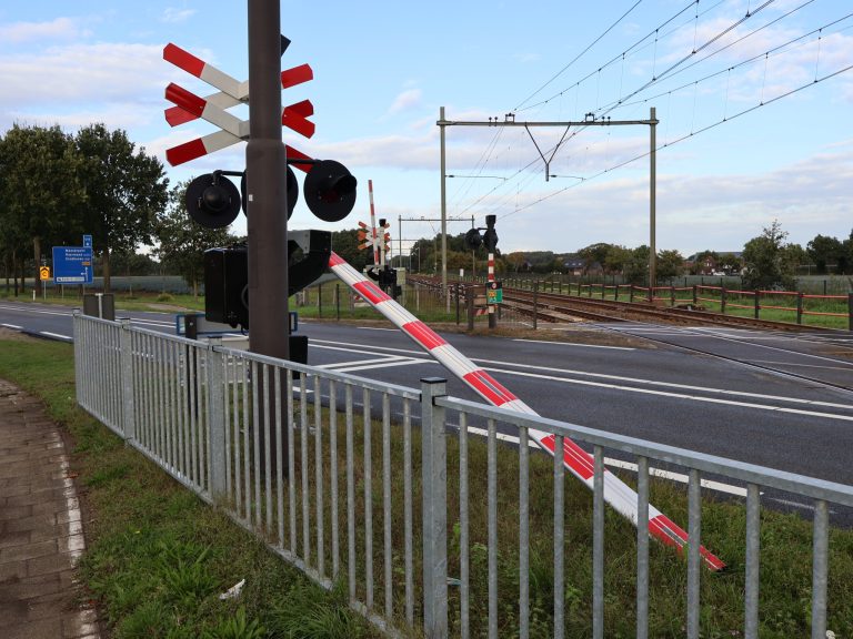 Vrachtwagen rijdt slagboom omver bij overweg Sint Joost