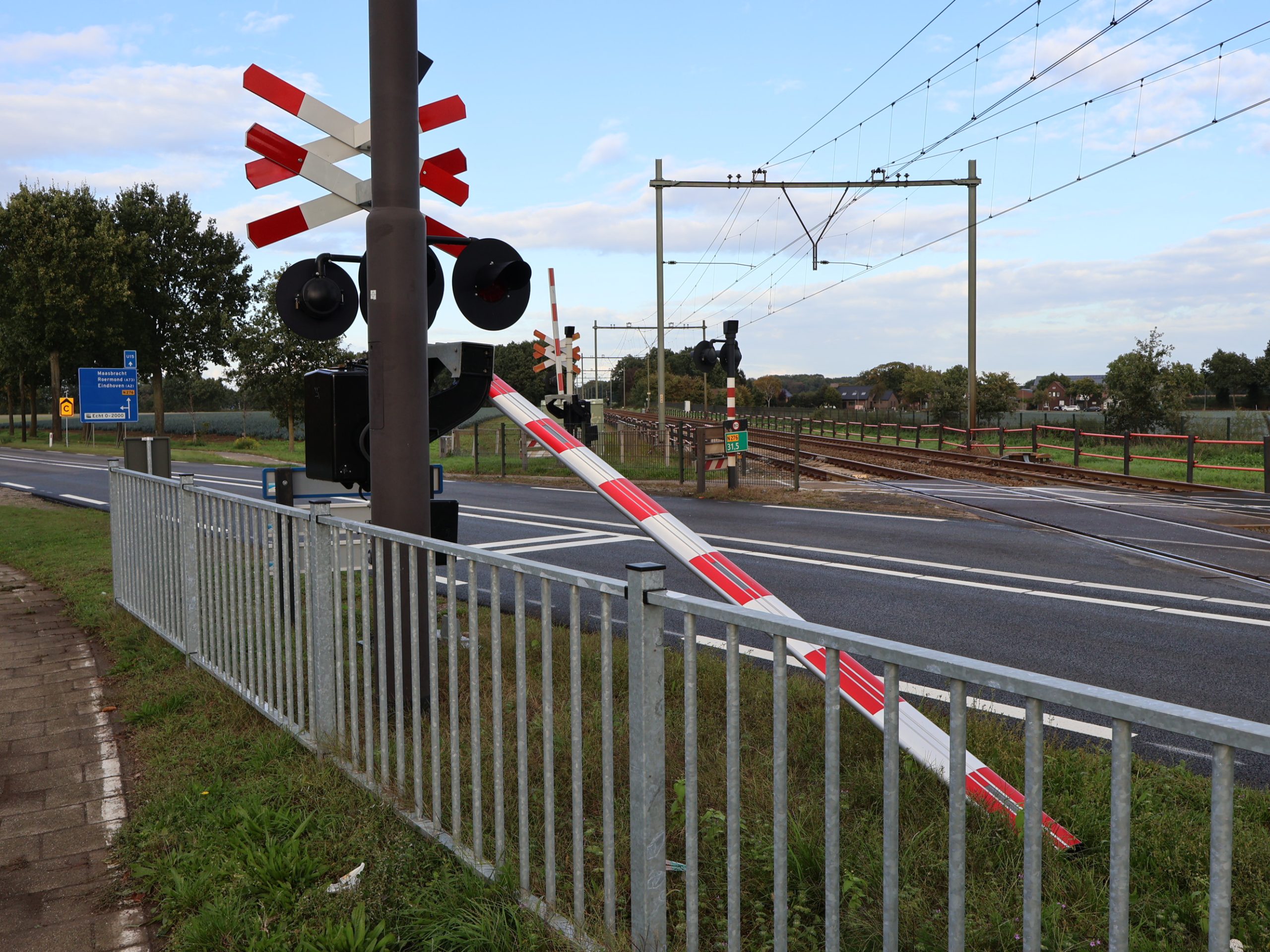 Vrachtwagen rijdt slagboom omver bij overweg Sint Joost